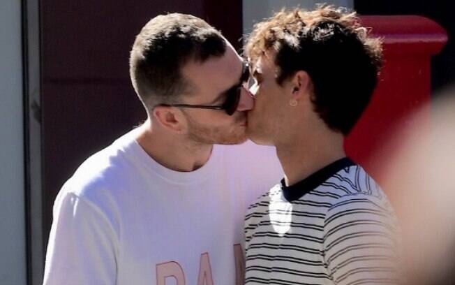 Sam Smith é flagrado por paparazzis em Nova York trocando beijos com astro de '13 Reasons Why', Brandon Flynn