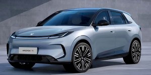 BAIC Arcfox T1 terá duas versões elétricas no Brasil