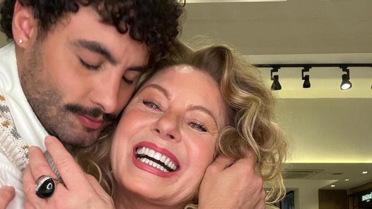 Vera Fischer sorridente em foto com Costatto