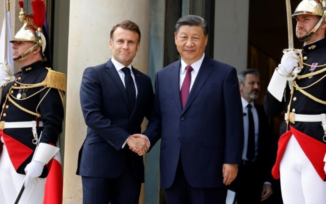 O presidente da França, Emmanuel Macron, e o presidente da China, Xi Jinping, no Palácio do Eliseu, em Paris