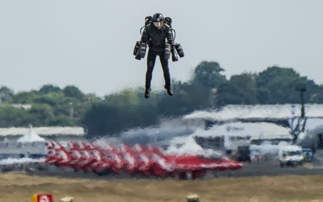 Assista à primeira corrida de jet suit do mundo, em Dubai