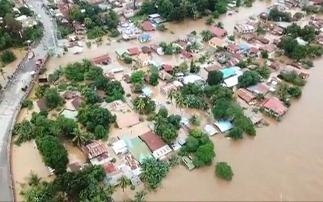 Tempestade tropical deixou diversas áreas embaixo d'água nas Filipinas; cerca de 15 mil foram desalojados