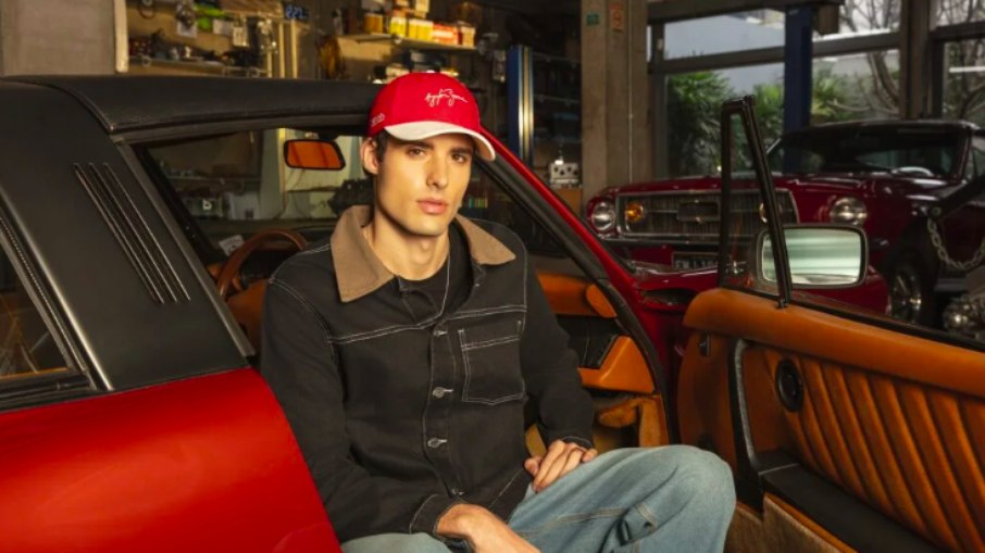 Os bonés da nova coleção reinterpretam elementos que marcaram a trajetória e o estilo de Ayrton Senna dentro e fora das pistas