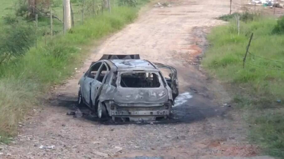 Carro destruído pelo fogo foi encontrado pela Polícia Civil.