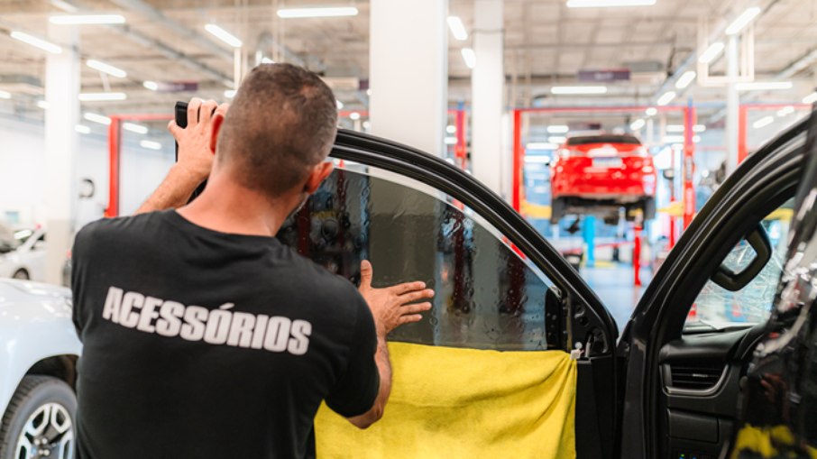 Profissional instala acessório de segurança em veículo atendido pela oficina do Grupo T-Line. Profissional instala acessório de segurança em veículo atendido pela oficina do Grupo T-Line.