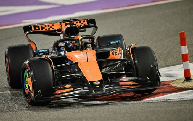 O piloto australiano da McLaren, Oscar Piastri, corre durante a segunda sessão de treinos livres para o Grande Prêmio de Fórmula 1 do Bahrein, em Sakhir, em 11 de abril de 2025. O piloto australiano da McLaren, Oscar Piastri, corre durante a segunda sessão de treinos livres para o Grande Prêmio de Fórmula 1 do Bahrein, em Sakhir, em 11 de abril de 2025.