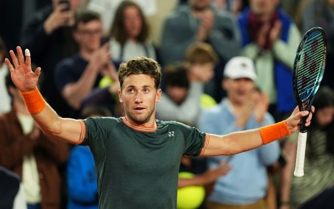 Casper Ruud comemora a vitória sobre o americano Taylor Fritz nesta segunda-feira, em Roland Garros