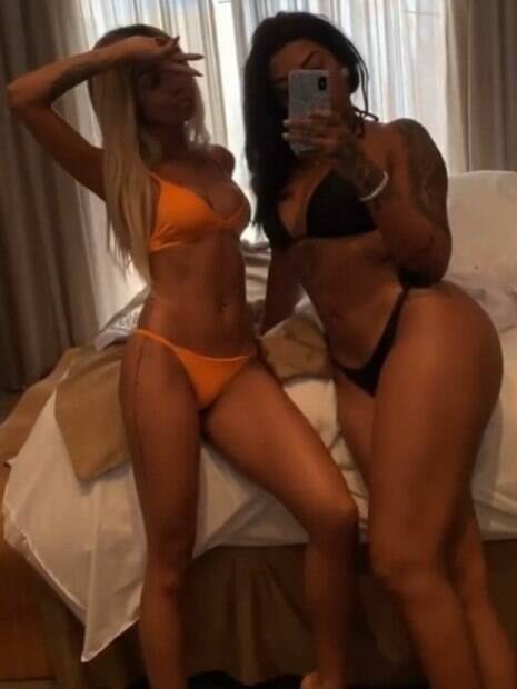 Ludmilla posa de biquíni com Brunna Gonçalves Ludmilla e Brunna Gonçalves