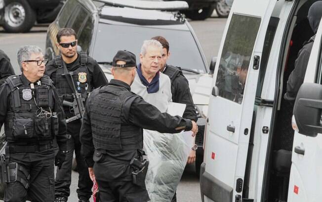José Dirceu foi condenado por corrupção passiva e lavagem de dinheiro, com pena de 30 anos, 9 meses e 10 dias