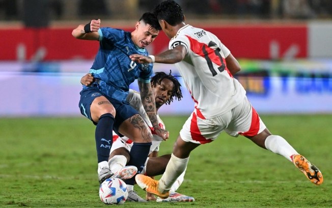 O meia peruano Renato Tapia (dir.) disputa com o atacante paraguaio Antonio Sanabria (esq.) durante o amistoso entre Peru e Paraguai no estádio Ate Monumental, em Lima, em 7 de junho de 2024.