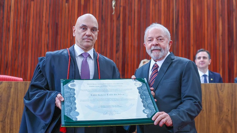 O presidente do TSE, ministro Alexandre de Moraes, e o presidente eleito, Lula