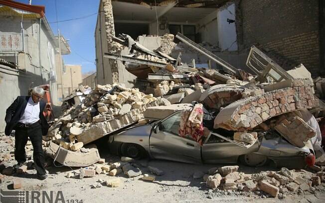Foto da agência estatal do Irã, IRNA, mostra destruição provocada por terremoto do último domingo no país