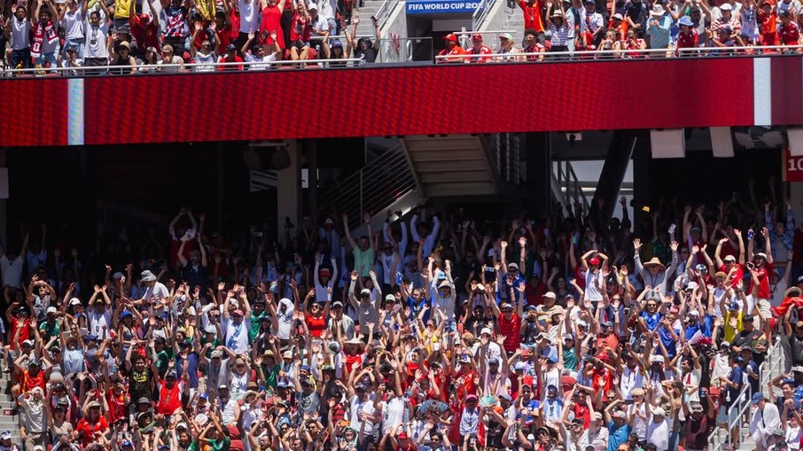 Torcida da Suiça comemora o gol da vitória