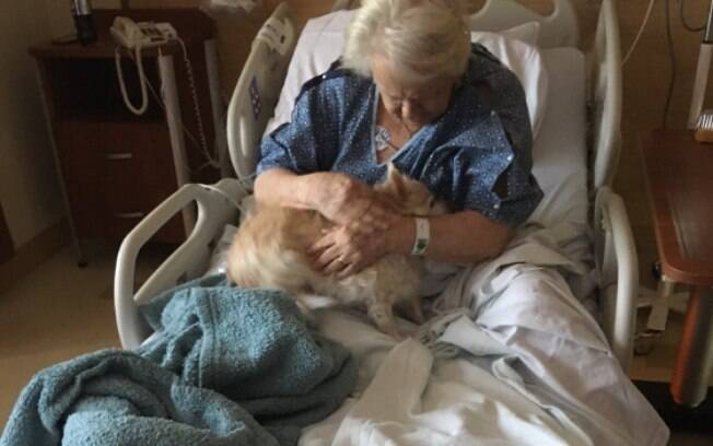 A avó que está internada no hospital ficou muito feliz com a visita