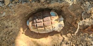 Granada da Segunda Guerra é encontrada enterrada intacta na China