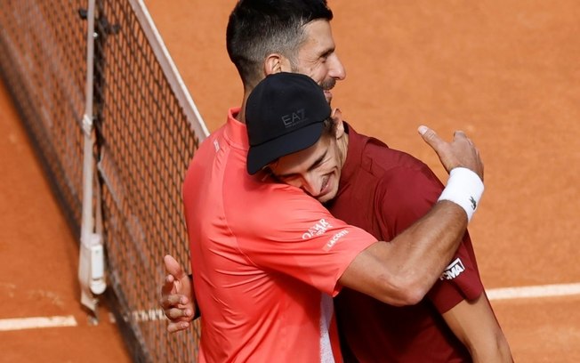 Novak Djokovic (esq.) parabeniza seu adversário Matteo Arnaldi em Madri Novak Djokovic (esq.) parabeniza seu adversário Matteo Arnaldi em Madri