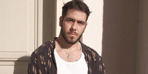 Filho de Alessandra Negrini e Murilo Benício posa descamisado