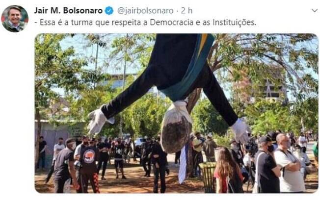 Bolsonaro compartilhou foto de ato contra o racismo realizado em São Paulo no último domingo (7)