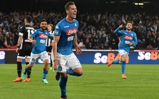 O Napoli venceu a Udinese e encurtou vantagem da Juventus uma rodada antes dos dois se enfrentarem