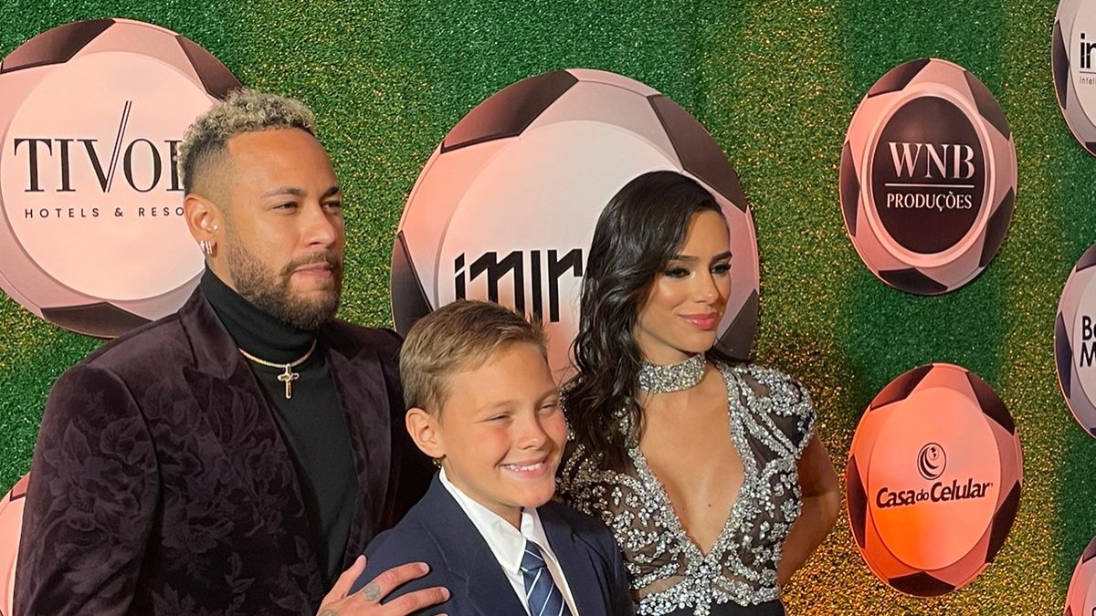 Neymar realiza mais um leilão beneficente nesta terça-feira Neymar realiza mais um leilão beneficente nesta terça-feira