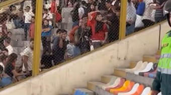 Torcedores do Universitario fazem gestos racistas na Libertadores