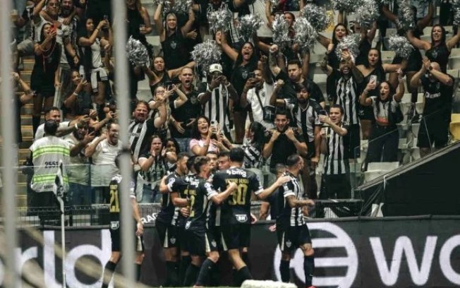 Jogadores do Atlético comemoram um dos gols sobre o Bragantino na Arena MRV