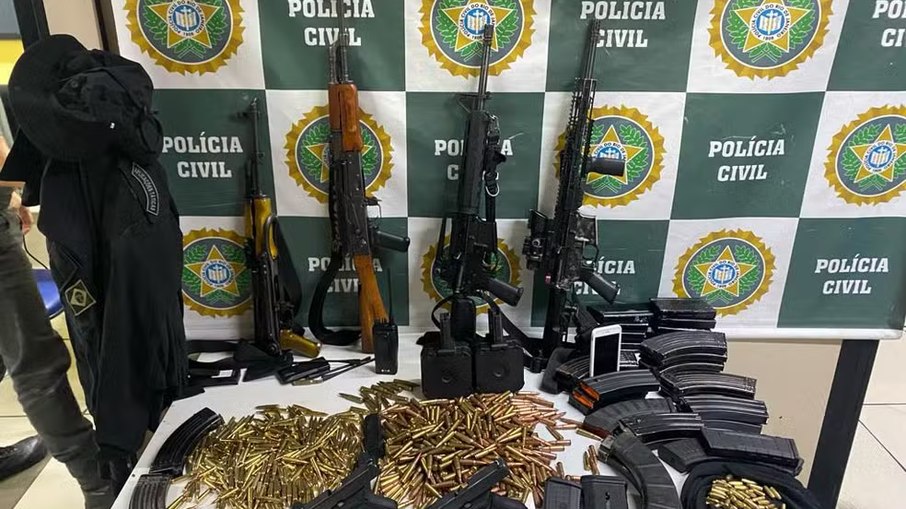 Armas foram apreendidas pela Polícia Civil do Rio