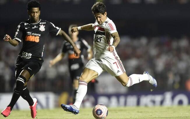 Alexandre Pato tentou marcar contra o Corinthians, mas o São Paulo ficou no zero mais uma vez
