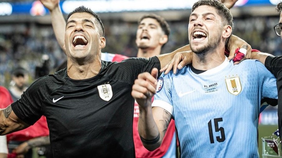 Suárez e Valverde atuaram juntos na seleção uruguaia