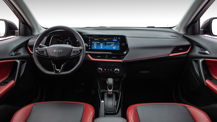 Chevrolet Tracker RS traz painel digital, central multimídia e acabamento interno com detalhes em vermelho