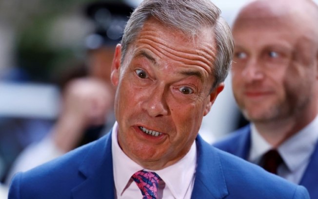 O líder do Reform UK, Nigel Farage, foi atingido por objetos enquanto estava no segundo andar de um ônibus de campanha em Barnsley, norte da Inglaterra, em 11 de junho de 2024