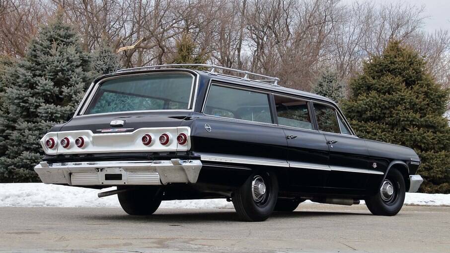 Chevrolet Impala Station Wagon 1964 tem bastante espaço na traseira, com seis pequenas lanternas 