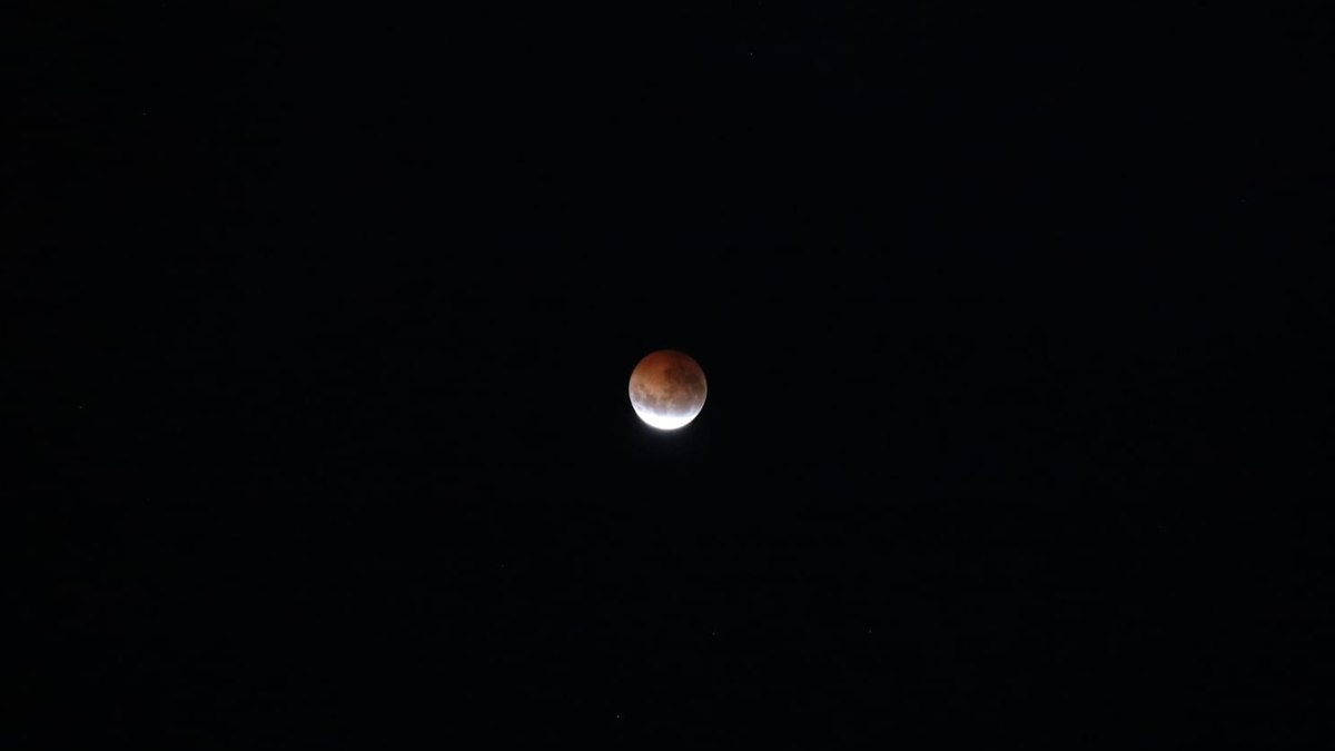 Eclipse lunar deixa Lua quase vermelha; acompanhe - QTU Questões do Universo