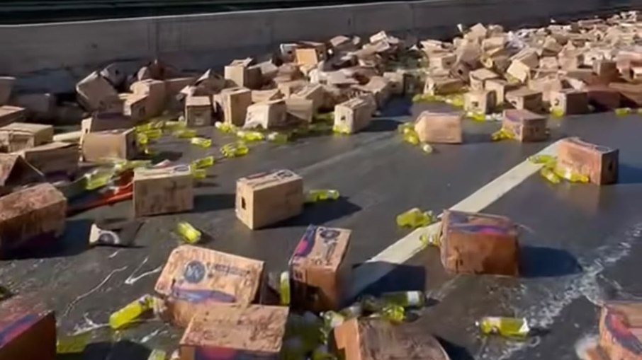 Carga de detergente cai e interdita faixa da SP-360 em Morungaba (SP)