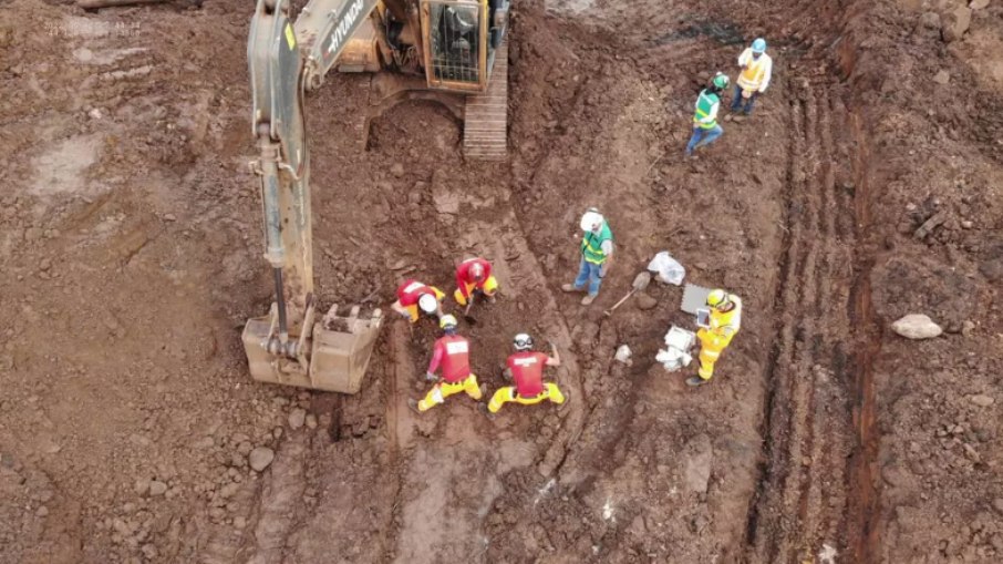 Bombeiros continuam buscas por corpos de vítimas da tragédia de Brumadinho,  na Região Metropolitana de Belo Horizonte (MG)