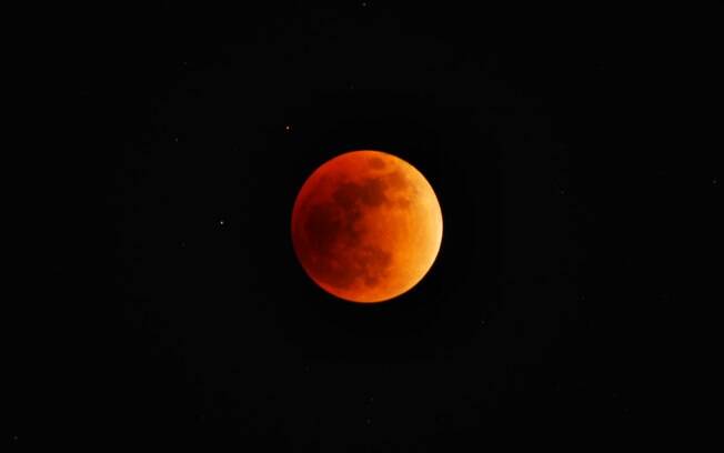 A tonalidade avermelhada deve ser atingida na fase total do eclipse lunar, quando Sol, Terra e Lua ficarão alinhados