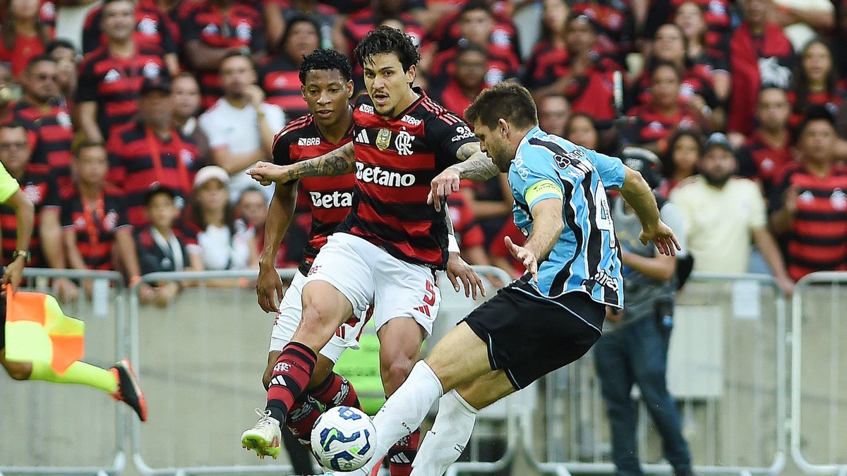 Grêmio reage e arranca empate com o Flamengo no Maracanã Grêmio reage e arranca empate com o Flamengo no Maracanã