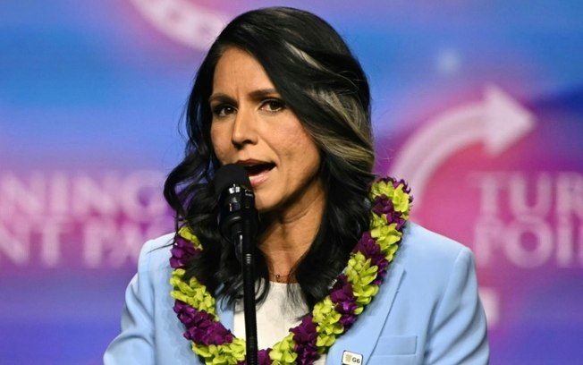 (Arquivo) Tulsi Gabbard discursa durante comício de Donald Trump em Las Vegas, em 24 de outubro de 2024