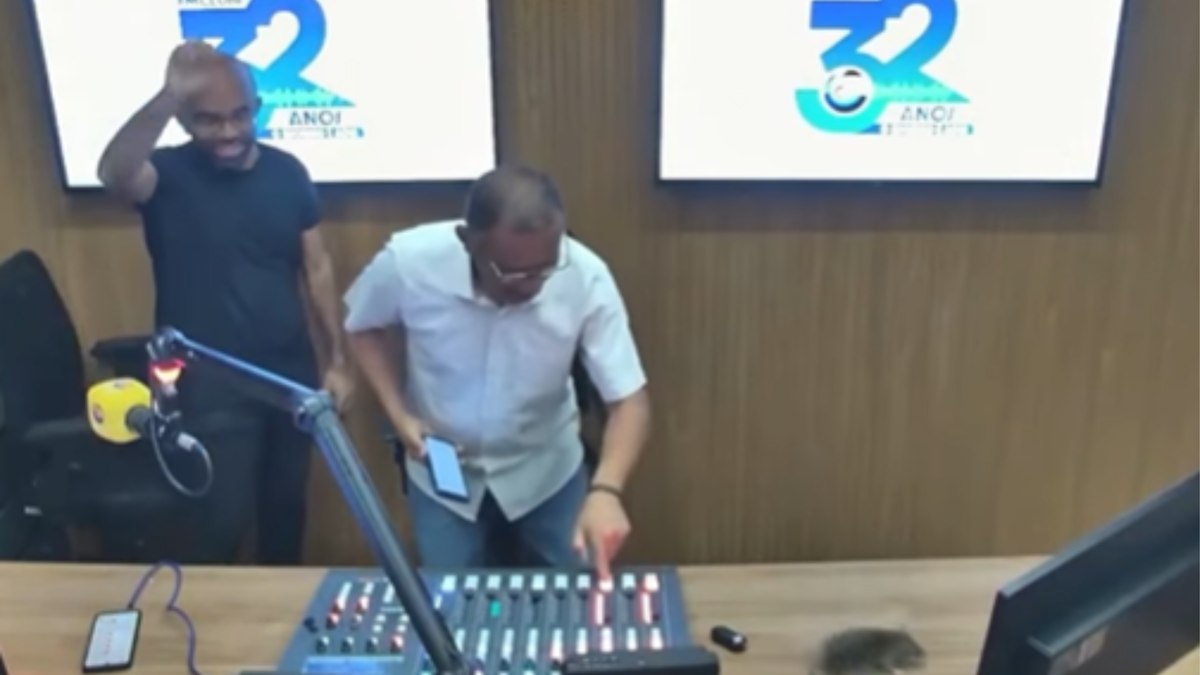 Rato Invade Estúdio de Rádio AO VIVO e Causa Pânico! Veja o Vídeo!