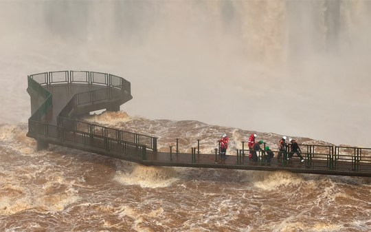 Como a passarela das Cataratas do Iguaçu se mantém de pé?