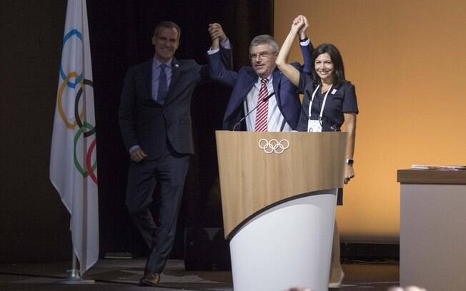 Eric Garcetti, prefeito de LA, Thomas Bach, presidente do COI, e Anne Hidalgo, prefeita de Paris, comemoram escolhas das sedes dos Jogos Olímpicos de 2024 e 2028