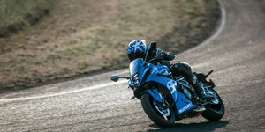 Suzuki GSX-8R e GSX-8S ganham novas cores no Brasil