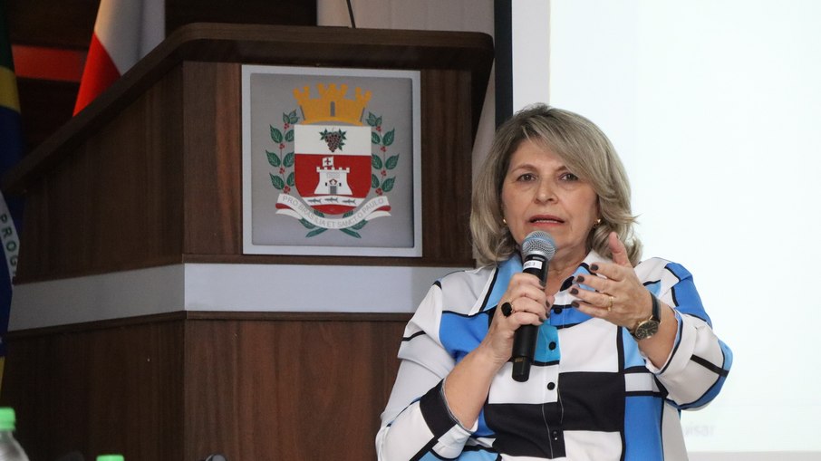 Cris Mazon durante apresentação na Câmara de Vinhedo Cris Mazon durante apresentação na Câmara de Vinhedo
