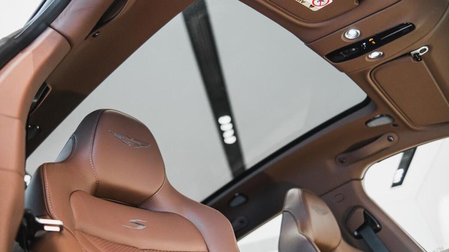 Cabine do Aston Martin DBX S traz teto panorâmico e acabamento voltado à esportividade