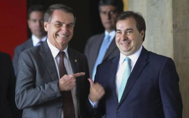Relação entre Bolsonaro e Maia melhorou depois de mudança de tom do presidente.