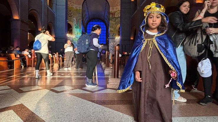 Vestida%20de%20Nossa%20Senhora%20Aparecida%2C%20menina%20celebra%2012%20de%20outubro