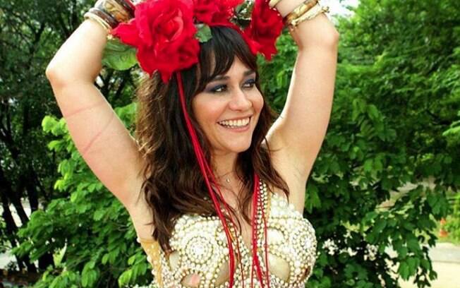 Na festa de 2014, a atriz Alessandra Negrini desfilou com uma fantasia bem trabalhada e uma tiara de rosas de dar inveja a qualquer escola de samba