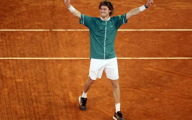 O russo Andrey Rublev comemora a vitória sobre o canadense Felix Auger-Aliassime na final do Aberto de Madri neste domingo, 5 de maio de 2024