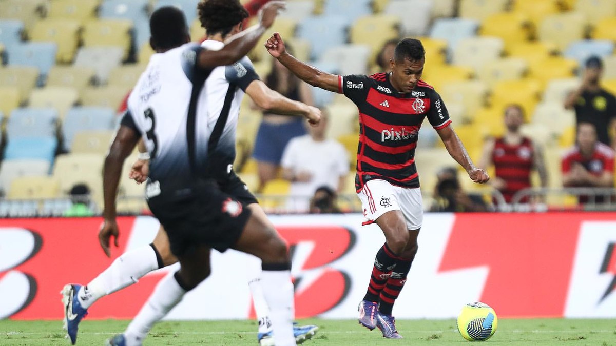 Flamengo venceu o Corinthians por 1 a 0 no jogo de ida