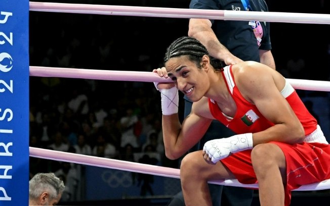 Imane Khelif, da Argélia, após derrotar Angela Carini, da Itália, no torneio olímpico de boxe na Arena Paris Nord, em Villepinte, nos arredores de Paris, em 1º de agosto de 2024